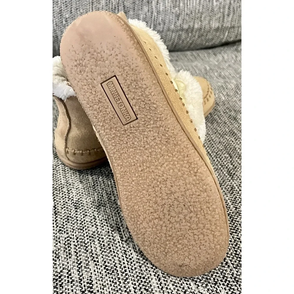Minnetonka Mens Suede Sherpa Fur Lined Moccasin Slipper 40582 Size 8 Tan/Cream